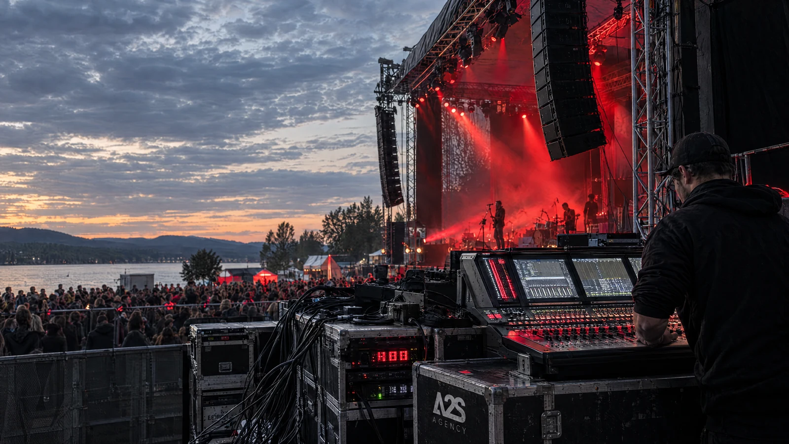 Festivalszene mit Technikplatz, Bühne und Publikum