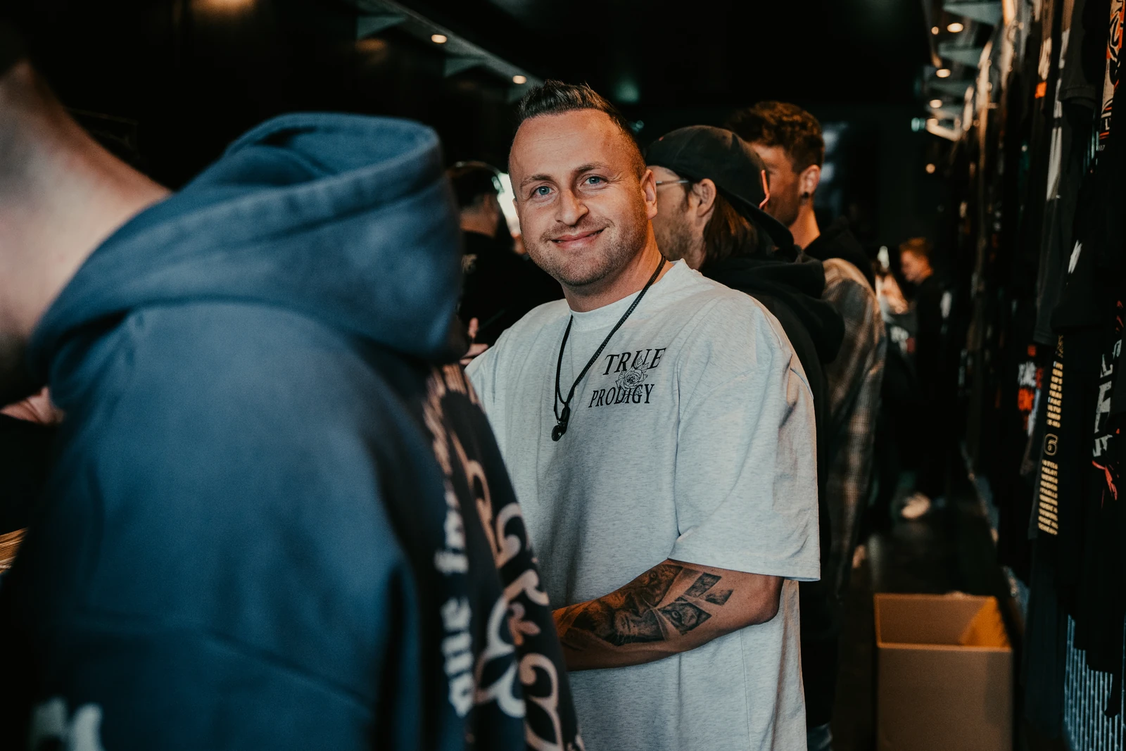 Julian Kuder im Backstagebereich einer Veranstaltung