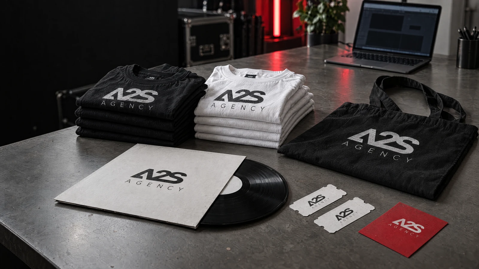 Produktszene mit T-Shirts, Tasche und Tonträgern
