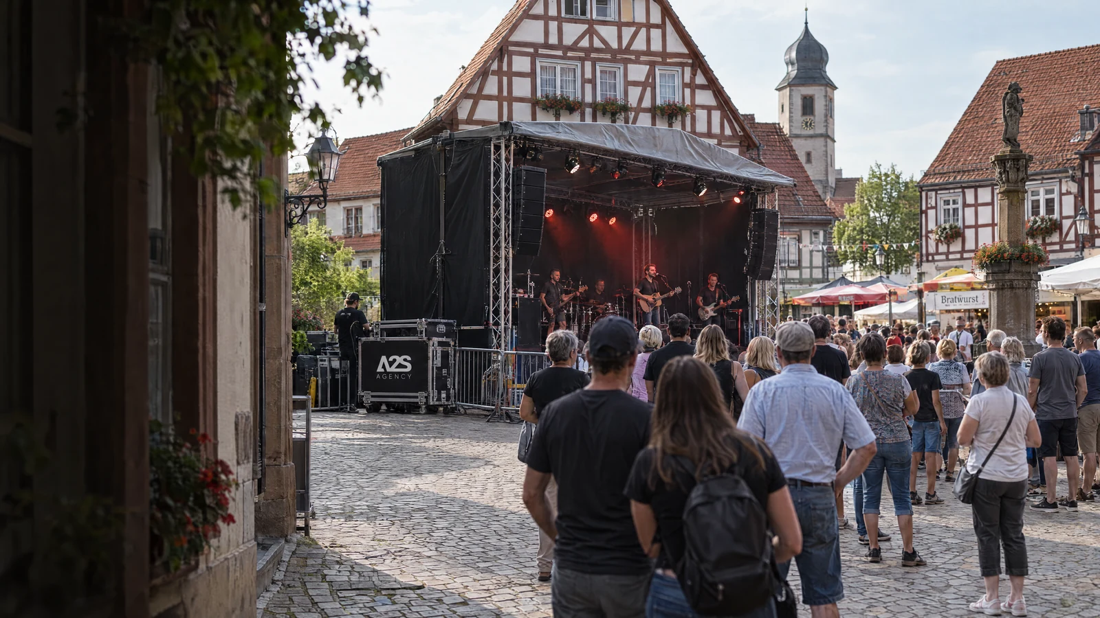 Stadtfest mit Bühne auf einem öffentlichen Platz