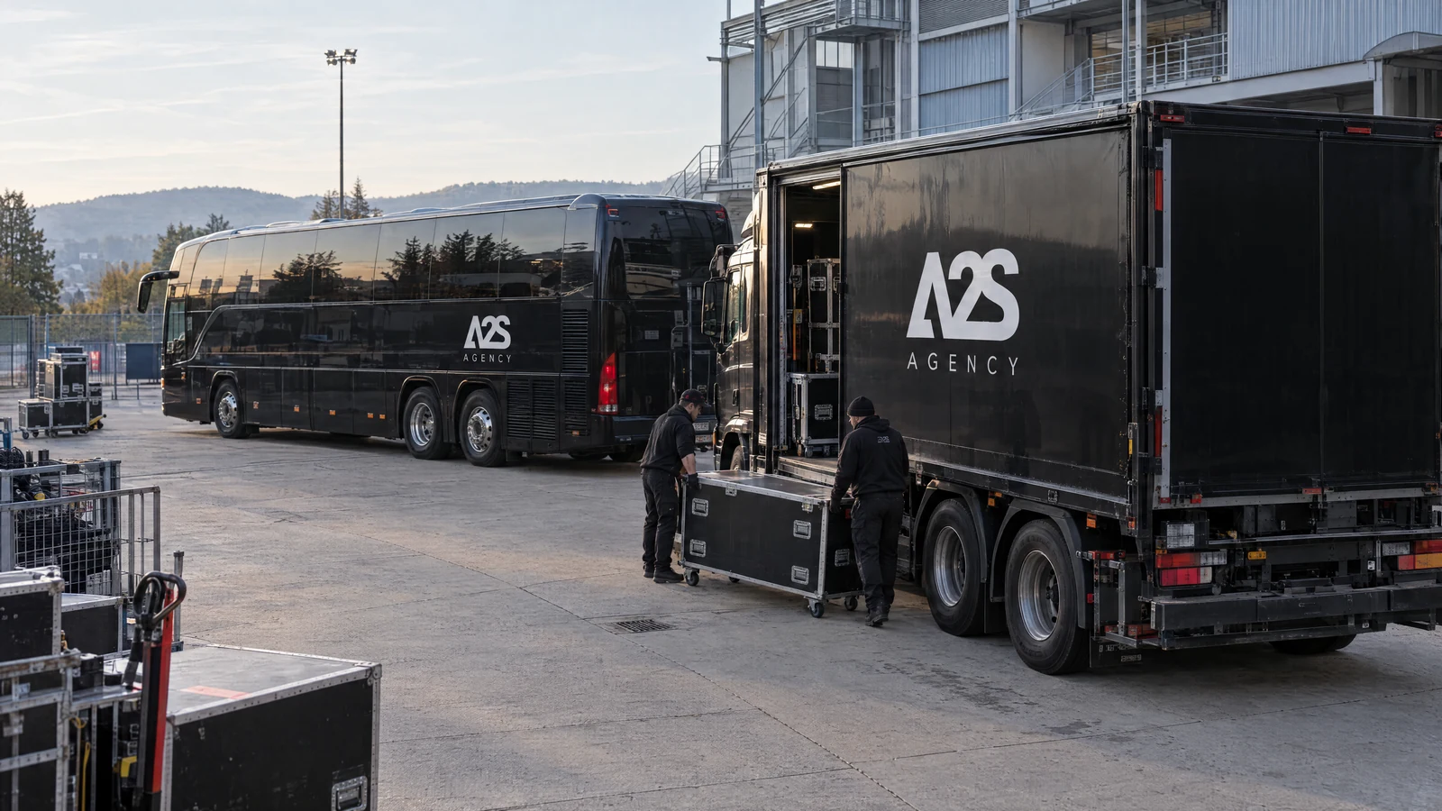 Touring-Szene mit Fahrzeugen und Produktionsausrüstung